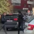 Sudar, pa tuča nasred kružnog toka kod Kalenićeve pijace: Izleteo iz automobila, pa počeo da bije taksistu (video)