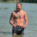 (Foto): Veljko Ražnatović pokazao isklesane trbušnjake: Kupa se u reci u Titelu, tetovaže svuda po telu