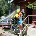 Izvlačili povređene i životno ugrožene; Gasili požar na otvorenom vatrogasci u borbi protiv „crvenog petla”