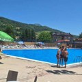 Dnevne i noćne žurke na bazenu u Priboju, roštilj, palačinke - ne treba im more