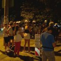 Tokom blokade na Južnom bulevaru, momak zapalio zvučnik, građani uzvikuju "Uhapsite ćacija"