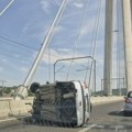 Prevrnuo se auto na Mostu na Adi, stvaraju se gužve