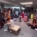Kipar: 73 srpska putnika ostavljena na aerodromu u Larnaki (VIDEO)