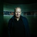 Ne traži svetla reflektora, ali uvek zasija: Ko je Stelan Skarsgard, dobitnik priznanja „Počasno srce Sarajeva“