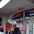 Razbijene prostorije SNS-a tokom protesta u Novom Sadu (VIDEO)