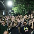 U Beogradu građani ispred zgrade Vlade, pristalice SNS kod obližnjih stranačkih prostorija
