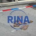 Pala mermerna ploča sa zgrade na trotoar u centru Čačka: Policija odmah izašla na lice mesta i obezbedila prostor