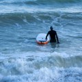 Drama na moru Ogromna ajkula napala surfera i teško ga povredila, a za sve je kriva - foka