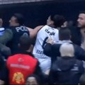 UZNEMIRUJUĆ SNIMAK Opšta tuča na košarkaškom terenu, jedna osoba zadobila povredu glave