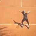 Tenis ne pamti ovakvu sramotu! Devojka bukvalno ne zna reket da drži, a dobila specijalnu pozivnicu za turnir! Ljudi gledaju…
