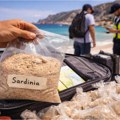 Turisti odneli čak 10 tona peska sa Sardinije! Kazne idu do 3.000 evra, a aerodrom uvodi stroge kontrole