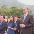 (Foto, video) Vučić i srpska delegacija dočekani na Kineskom zidu uz srpsko kolo