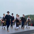 (Foto, video) Vučić i srpska delegacija dočekani na Kineskom zidu uz srpsko kolo