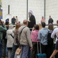 Патријарх Порфирије међу "реком људи" код Храма: Поздравио вернике који сатима чекају у реду (фото)