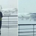 Strašan snimak nevremena u Indiji šokirao svet: Oštećena 3 aviona na aerodromu u Nju Delhiju (video)