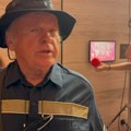 Otac Jelene Karleuše stigao na slavlje: Bivši inspektor u ribarskom šeširu, u rukama nosi poklon za unuke