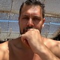 Mišići i tetovaža na leđima: Skinuo se Miloš Biković i pokazao zgodno telo, fotkama sa plaže izazvao lavinu komentara