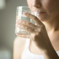 Pet razloga zašto je dobro piti toplu vodu