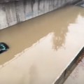 Provalilo se nebo u rimu Snažna oluja pravila haos po Večnom gradu, poplavljene stanice metroa, ulice neprohodne