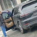 Jeziva scena na Bulevaru Taksista sekirom pretio vozaču "poršea" (video)