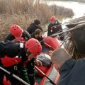 Drama na jezeru Ludaš: Prevrnula se amfibija sa radnicima, spasli ih vatrogasci