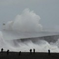 Apokaliptične scene koje izazivaju jezu! Oluja besnela kroz celu Englesku: Ulice blokirane, kuće završile u moru (foto)