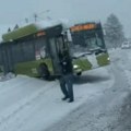 Sneg napravio haos širom Srbije, ljudi stoje u koloni satima: Autobus skliznuo sa puta kod Šapca, saobraćaj obustavljen na…