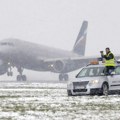 Kako se beogradski aerodrom brani od ptica: Laseri, pirotehnika, roboti i jedan jastreb