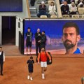 Novakov kum prvi put od operacije u javnosti! Pogledajte kakvu podršku Đoković ima u Parizu! (foto)