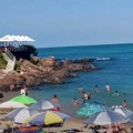 Ležaljke i suncobran za pola evra: Srbi sve više letuju u ovoj zemlji, cene se ne menjaju 10 godina