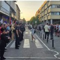U više gradova u Srbiji sinoćprotesti pristalica vlasti i studenata u blokadi, negde istovremeni