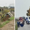 Prve fotografije užasa kod Sremske Mitrovice: Autobus na krovu, vatrogasci izvlače povređene iz olupine (Foto)