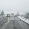 Због снега обустављен саобраћај за теретњаке преко Златибора и Кадињаче