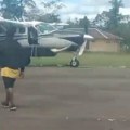 Napad na pilota i kopilota u Papui: Naoružani napadači izrešetali putnički avion pri sletanju (foto)
