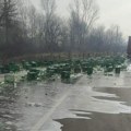 Gajbice i pivo rasuti po putu Čačak-Kraljevo: Saobraćajna nezgoda blokirala saobraćaj