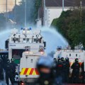 Druga noć nereda u Severnoj Irskoj: Policija koristila vodene topove protiv demonstranata