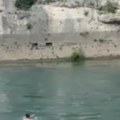 Uznemirujući snimak nestanka mladića u reci: Posle skoka sa mosta nastao muk, jedan mladić odmah krenuo da ga traži (video)