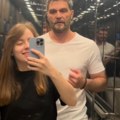 "Od godina je veći problem što je musliman i što ne jede svinjetinu" Glumac (52) zaveo 23 godine mlađu, sad prave svadbu…
