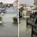 Drama na Jadranu! More se izlilo preko rive, poplavljeni restorani i kafići na Hvaru, jak vetar obustavio brojne brodske…