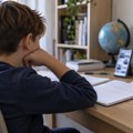 Da li ekrani „zaglupljuju“ decu? Nova istraživanja otkrivaju šta se dešava sa pažnjom i učenjem