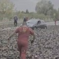 (Foto, video) Tona repe na putu, saobraćaj potpuno blokiran. Težak sudar na mostu preko Tise, kamion se prevrnuo.