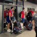 VIDEO: Košarkaši Srbije doputovali u Beograd, na aerodromu ih dočekalo više stotina navijača