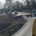 Izgubio kontrolu pa sleteo u jarak kraj puta! Otišao kući i jutros došao po auto! Pogledajte izvlačenje u selu Slatina…