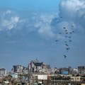 Hamas apeluje: Prekinite isporuku pomoći padobranima; Razlog je strašan