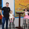 Gest za aplauz: Porodica iz Kruševca iznenadila đake za odmor, poklon dobili i oni koji nisu kupili užinu