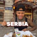 Prekrstio se pa zagrizao: Amerikanac probao jedno od omiljenih jela kod Srba pa priznao: "Zbog ovoga svi da dođete u Srbiju"