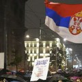 VIDEO: Građani sa protesta oterali grupu mladića s kapuljačama