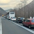 Prve slike nesreće kod raške: Auto se zakucao u autobus pun dece: Delovi vozila rasuti po putu, na licu mesta policija