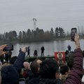 I pariski Srbi plivali za krst: Pobedio Mladen Janković (foto)