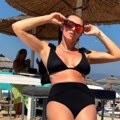 "Vidi ova pomamila se, a ima ćerke, poludela baba" Za nju kažu da je najzgodnija baka (50) na estradi: Kad se skine ima telo…